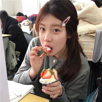 看见弹幕后，死对头被我钓成翘嘴